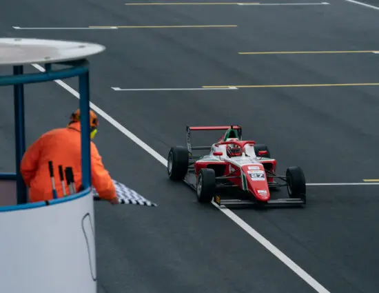 F4 Italia | Monza 2024: Freddie Slater si invola verso un trionfo sul bagnato in Gara 1