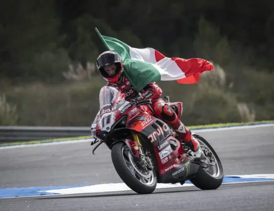 SBK | Round Estoril 2024, SP Race: Nicolò Bulega batte Razgatlıoğlu in una volata storica