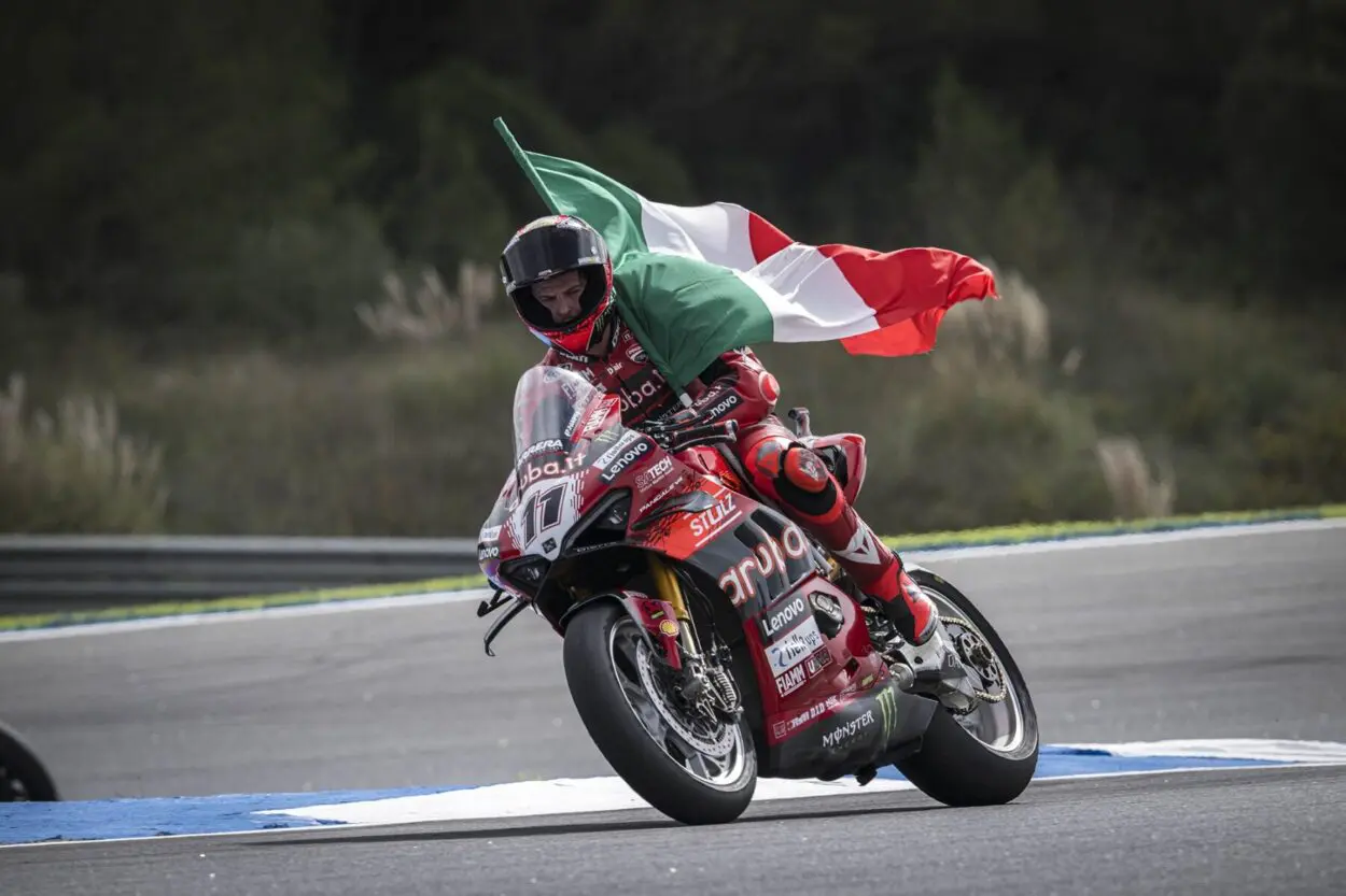 SBK | Round Estoril 2024, SP Race: Nicolò Bulega batte Razgatlıoğlu in una volata storica