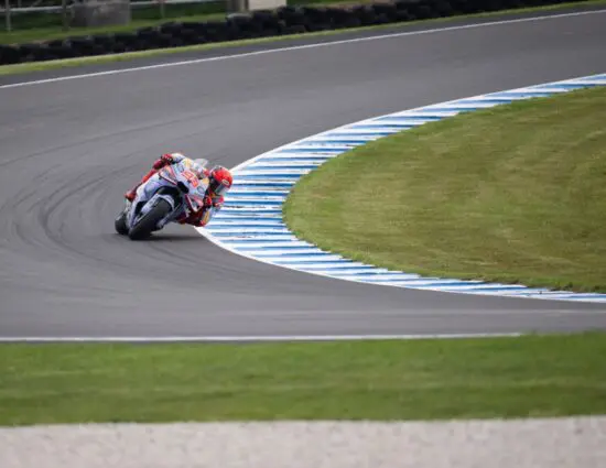 MotoGP | GP Australia 2024, gara: Marquez trionfa su Martin in un duello di nervi. 3° Bagnaia, che scende a -20 nel mondiale