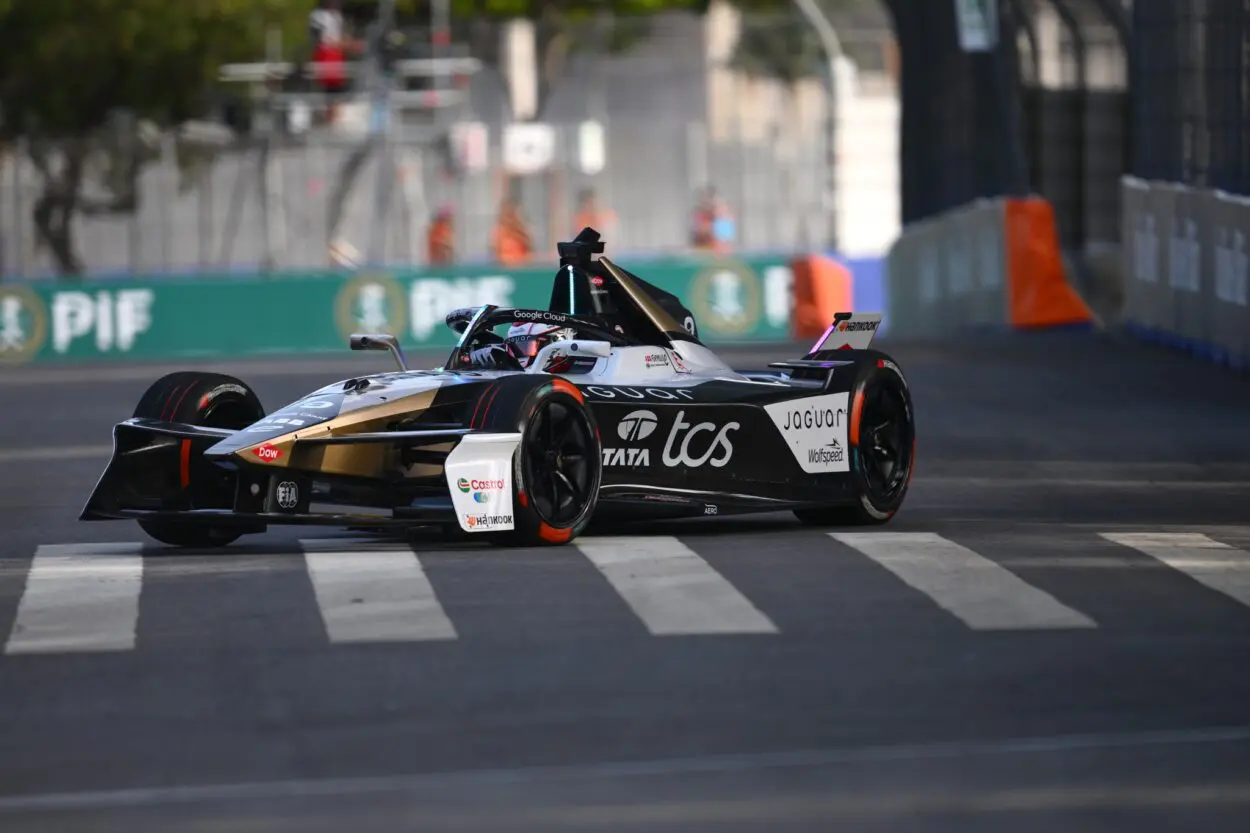 Formula E | San Paolo ePrix 2024: Mitch Evans vince partendo ultimo una pazza gara con due bandiere rosse. Barnard a podio (3°), spavento per Wehrlein
