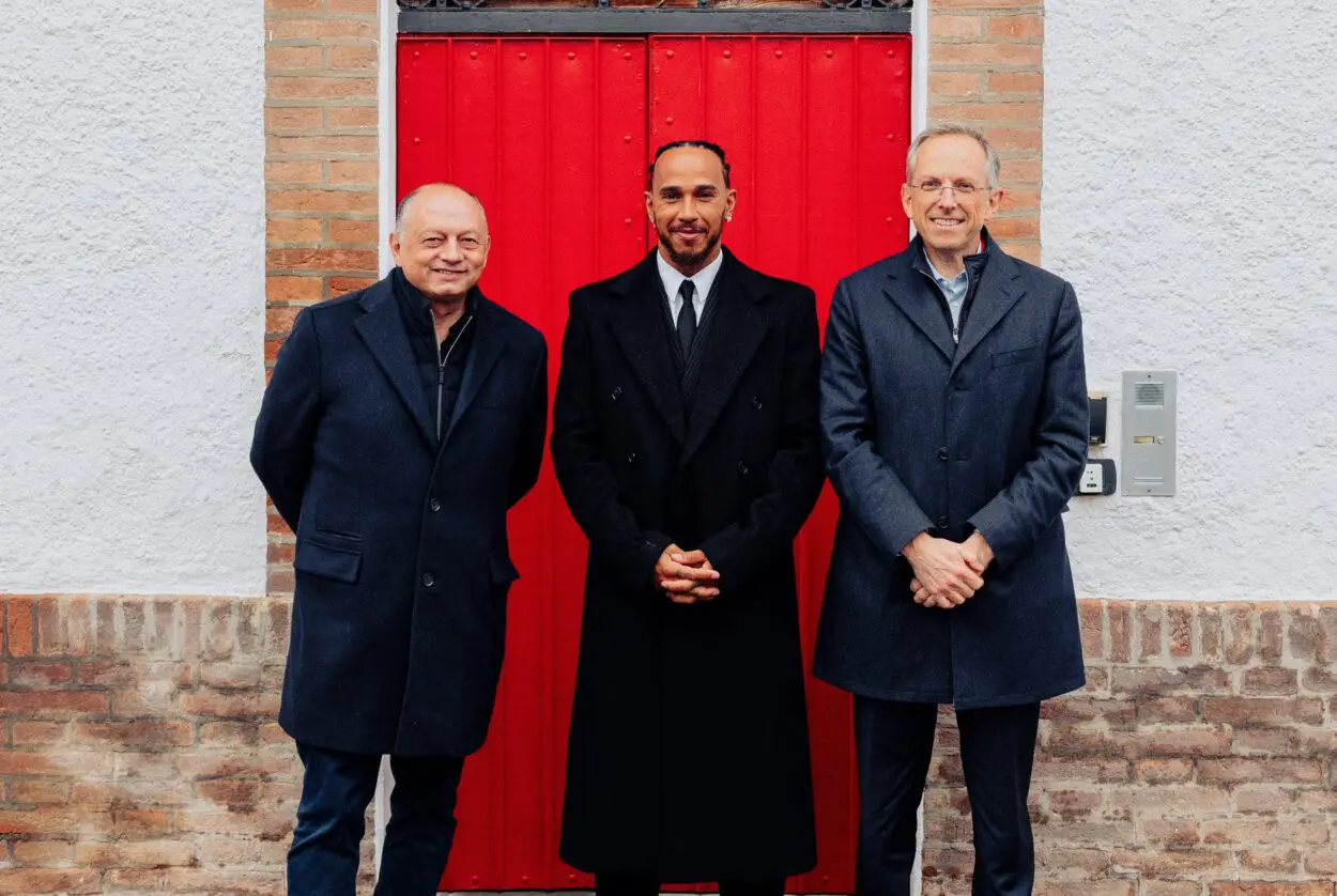 F1 | Hamilton, il primo giorno in Ferrari e la visita alla Factory [Video]