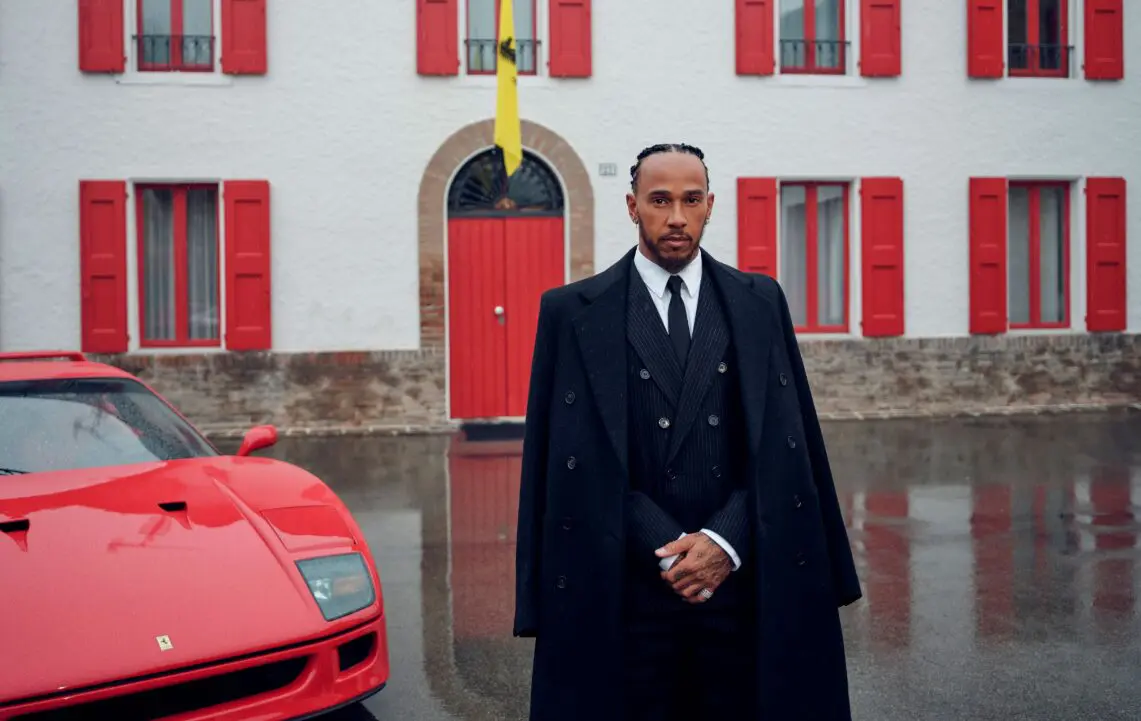 F1 | Ferrari, Lewis Hamilton è sbarcato a Maranello: “Una parte di me ha sempre custodito il sogno di guidare in rosso”