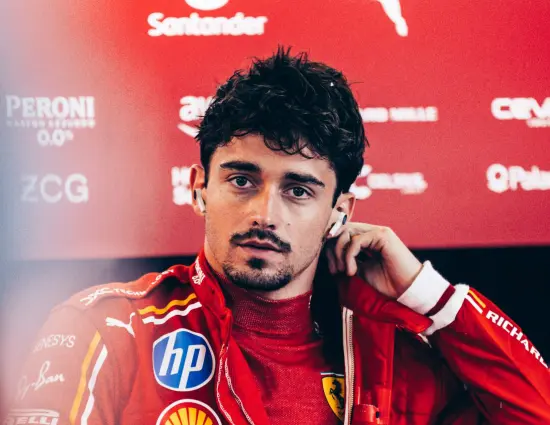 Blog | “Le chiavi in mano”. L’onda Lewis ha investito Maranello. E a Charles serve (tanta) resilienza. Altrimenti si fa dura