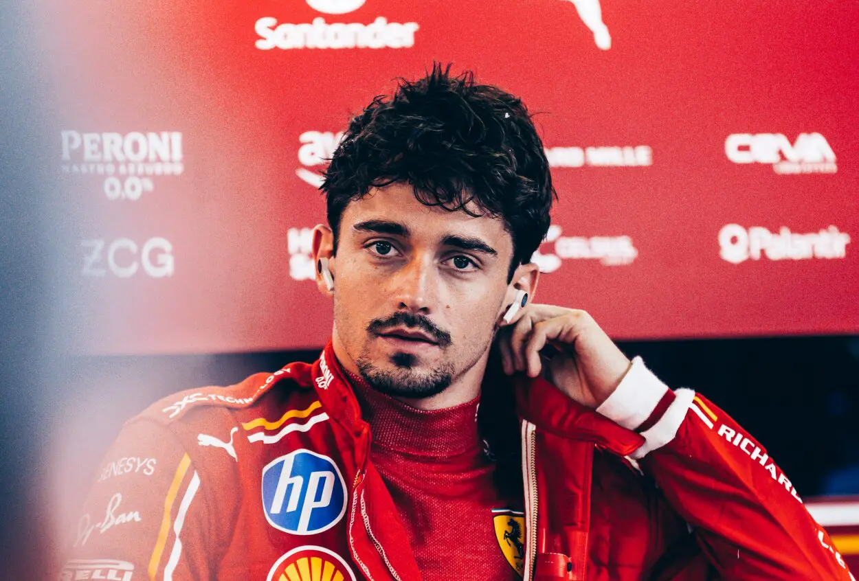 Blog | “Le chiavi in mano”. L’onda Lewis ha investito Maranello. E a Charles serve (tanta) resilienza. Altrimenti si fa dura