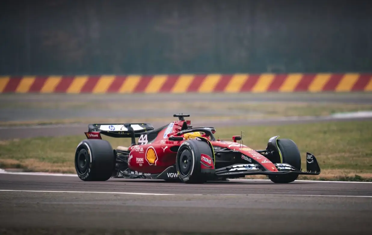 F1 | La prima uscita di Hamilton in Ferrari: “Ho vissuto molte prime volte, ma questo è stato uno dei momenti più belli della mia vita”