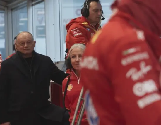 F1 | Hamilton, le fondamenta per costruire l’ottavo titolo: l’importanza di Angela Cullen, mamma Carmen e papà Anthony, tutti presenti a Fiorano