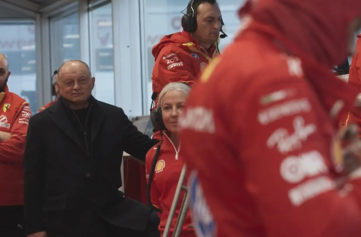 F1 | Hamilton, le fondamenta per costruire l’ottavo titolo: l’importanza di Angela Cullen, mamma Carmen e papà Anthony, tutti presenti a Fiorano