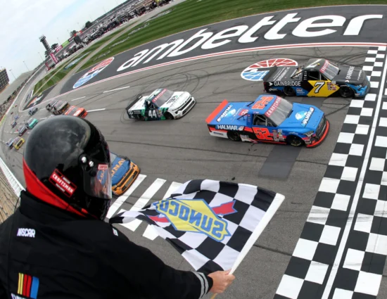 NASCAR | Truck Series, Atlanta: Kyle Busch vince la gara per l’ottava volta battendo al fotofinish Friesen