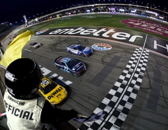 NASCAR | Cup Series: Bell vince ad Atlanta in un nuovo finale 3-wide, anche se sotto caution