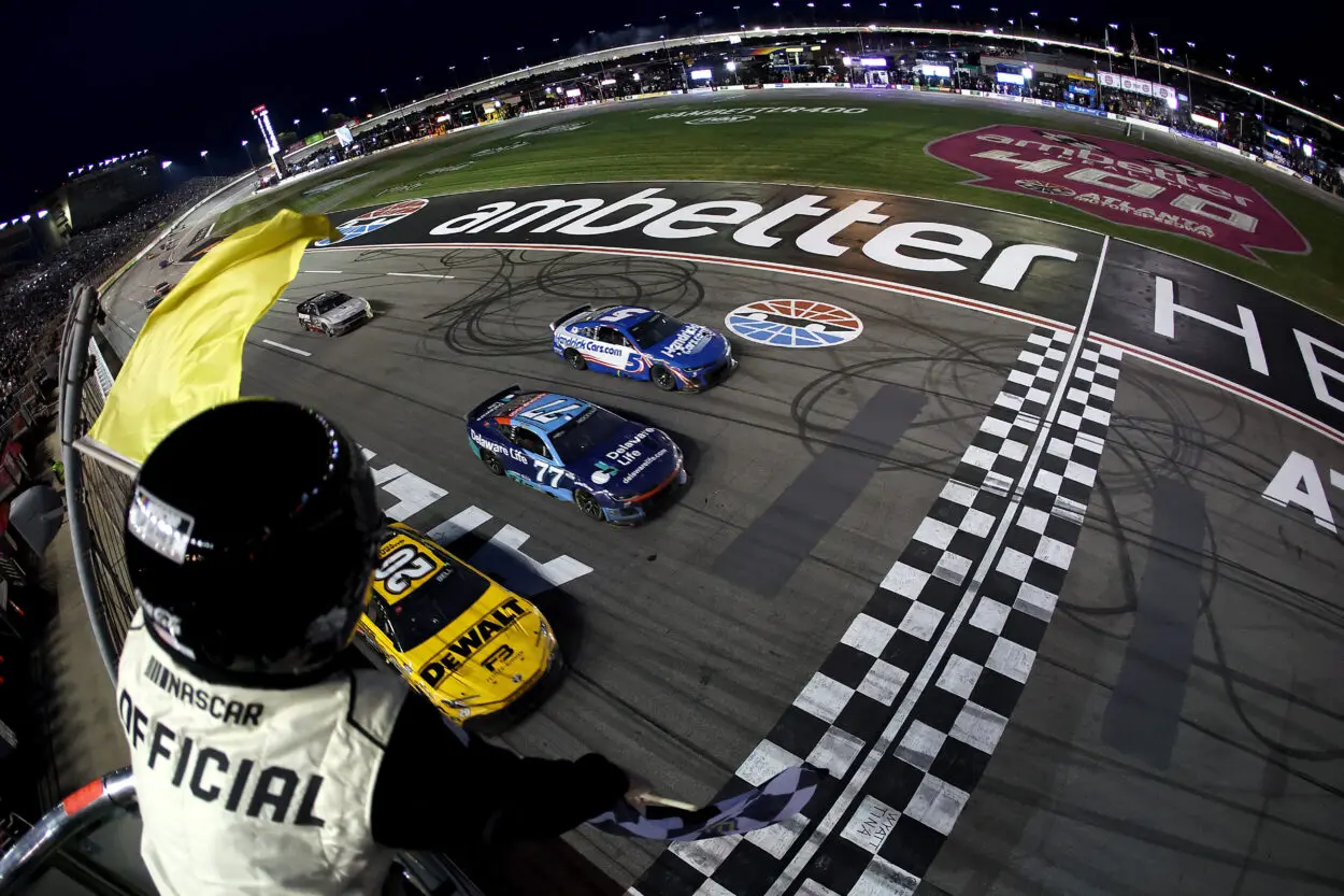 NASCAR | Cup Series: Bell vince ad Atlanta in un nuovo finale 3-wide, anche se sotto caution
