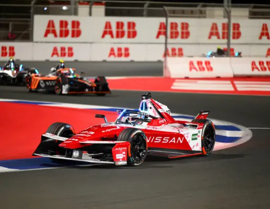 Formula E | Jeddah ePrix #2 2025: Oliver Rowland vince di misura una gara caotica. Podio tutto inglese!