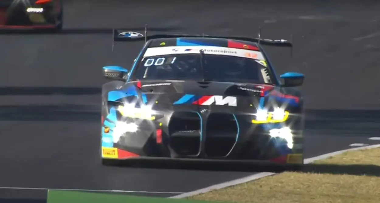 12h di Bathurst 2025: doppietta WRT, vince la BMW #32 dei fratelli van der Linde e Farfus sulla #46 di Marciello, Weerts e Rossi (con DT). Sette Safety Car