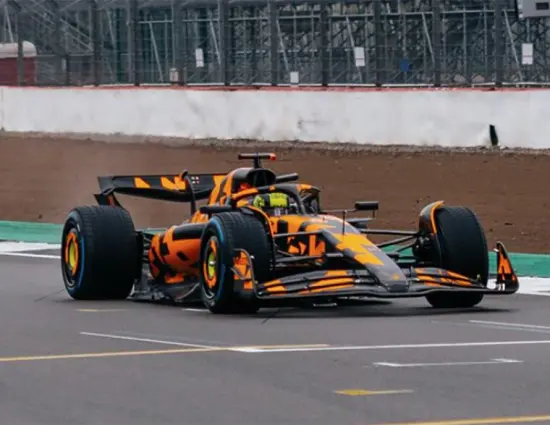 F1 | Sorpresa McLaren: in pista a Silverstone con la prima vettura 2025, la MCL39, in livrea “camo”