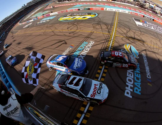 NASCAR | Cup Series, Phoenix #1 2025: Christopher Bell beffa Hamlin e conquista la sua terza vittoria consecutiva