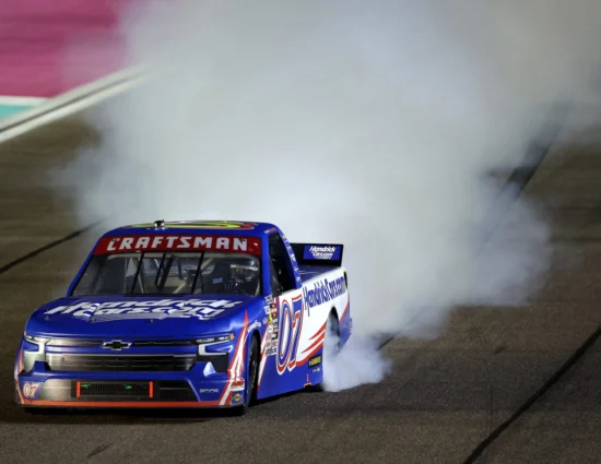 NASCAR | Truck Series, Homestead-Miami 2025: Heim beffato dal motore, spin&win per Larson!
