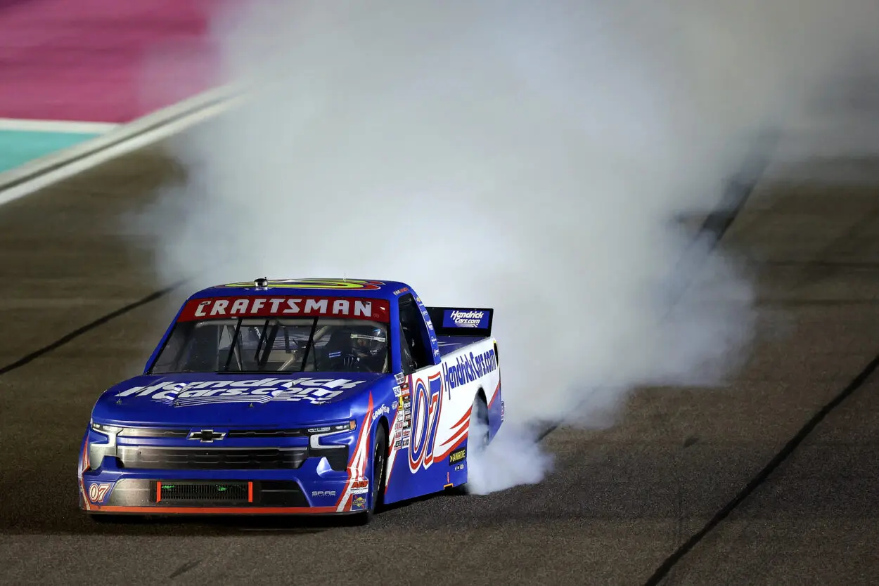 NASCAR | Truck Series, Homestead-Miami 2025: Heim beffato dal motore, spin&win per Larson!