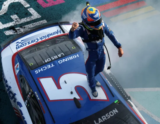 NASCAR | Cup Series, Homestead-Miami 2025: Kyle Larson batte Bowman in un finale al cardiopalma