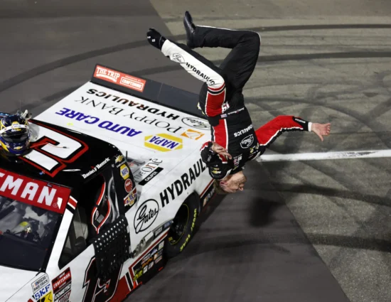 NASCAR | Truck Series, Martinsville #1 2025: Daniel Hemric torna in victory lane dopo un digiuno di tre anni e mezzo!