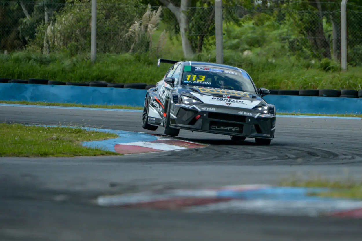 TCR South America | Rosario 2025, Gara 2: Pezzini domina, ma alle sue spalle lo spettacolo regna