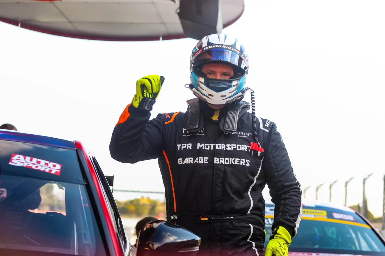 TCR Spain | Aragón 2025, Qualifiche: Halder in pole per 5 millesimi su Brickley. Gené solo 11°