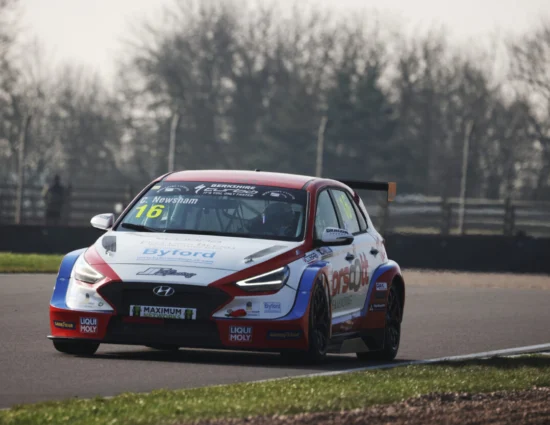 TCR UK | Donington #1 2025, Gara 3: Newsham vince una corsa caotica. Leslie a podio all’esordio, Shepherd 3° dopo errore al primo giro