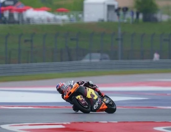 Moto2 | GP Americhe 2025, gara: Dixon sfoggia l’asso pigliatutto sul bagnato, disastro Gonzalez