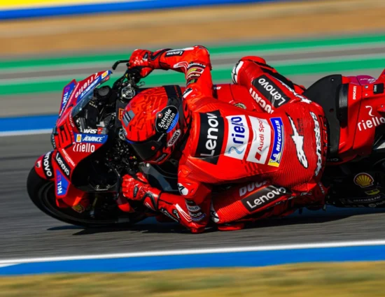 MotoGP | GP Thailandia 2025, Gara Sprint: Marc Márquez vince la manche corta, doppietta in famiglia con Álex secondo