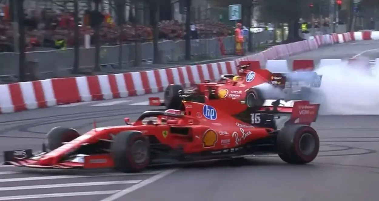 F1 | Festa a Milano per Leclerc e Hamilton. Tanti tifosi per il saluto alla Ferrari prima del via di Melbourne