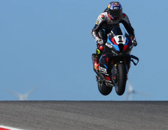 SBK | Round Portogallo 2025, gara 1: Razgatlioglu batte Bulega in una lotta all’ultima staccata e vince. Locatelli sul podio, cade Bautista