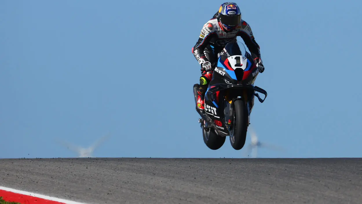 SBK | Round Portogallo 2025, gara 1: Razgatlioglu batte Bulega in una lotta all’ultima staccata e vince. Locatelli sul podio, cade Bautista