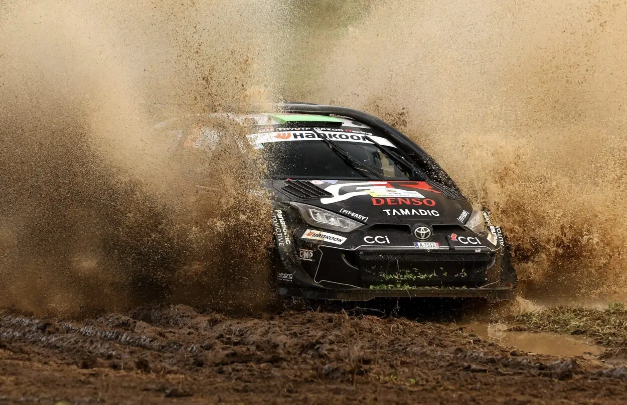 WRC | Rally Safari 2025, PS11-13: doppia foratura per Rovanperä, Evans ad un minuto e mezzo di margine