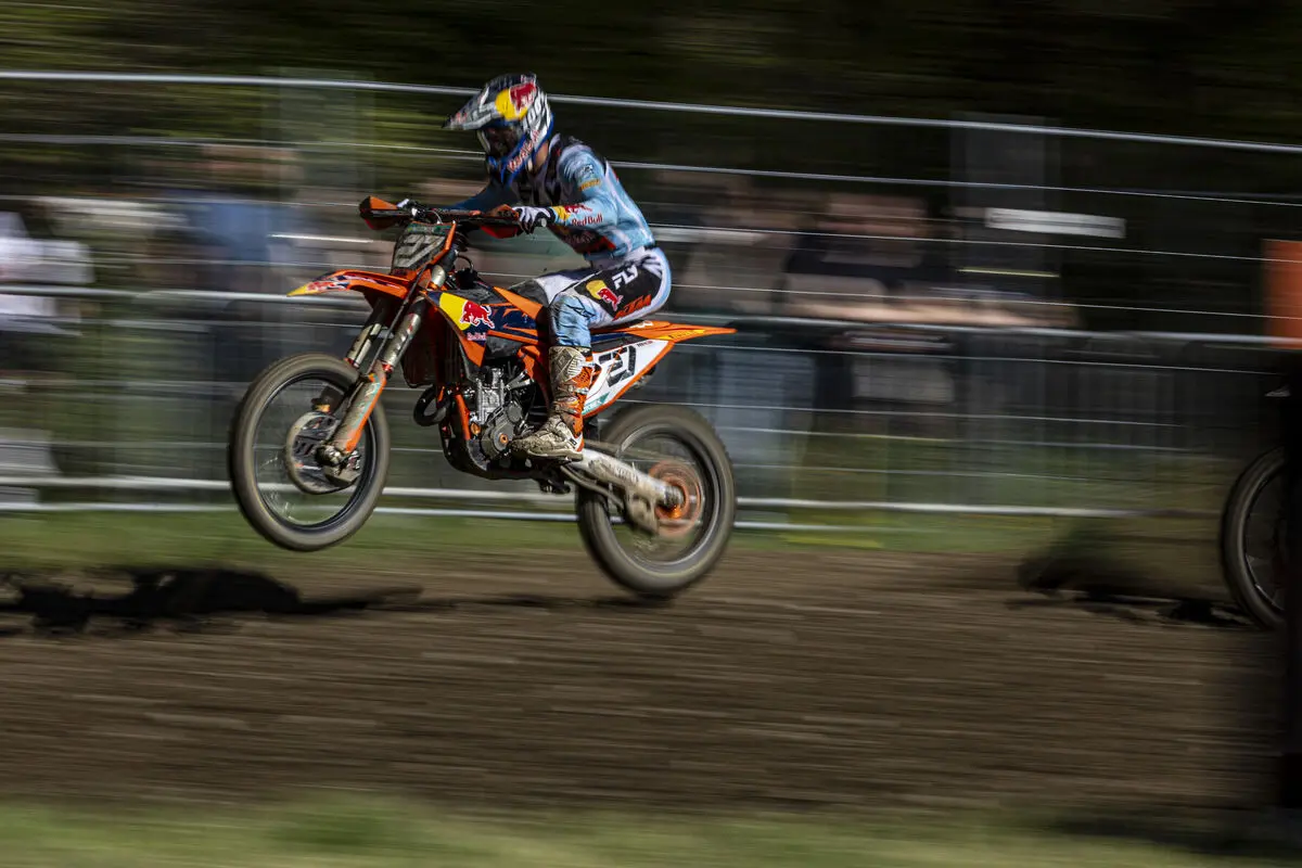 MX2 | GP Svizzera 2025: Längenfelder completa la doppietta in gara-2, Adamo è secondo ma giù dal podio