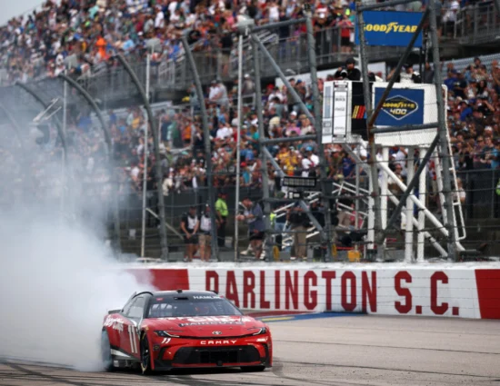 NASCAR | Cup Series, Darlington #1 2025: Denny Hamlin sfrutta una “late caution” e si aggiudica la seconda gara consecutiva