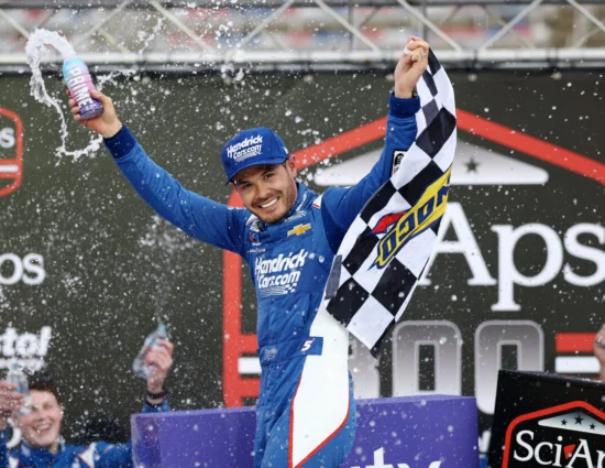 NASCAR | Xfinity Series, Bristol #1 2025: Larson chiude il cerchio con un dominio imbarazzante
