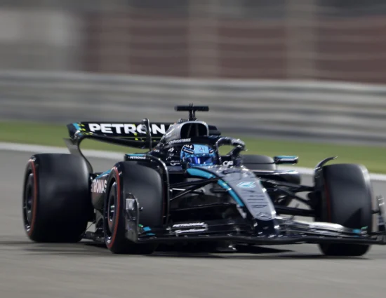 F1 | GP Bahrain 2025, Russell graziato dai commissari per l’uso non autorizzato del DRS. L’inglese resta 2° dietro Piastri