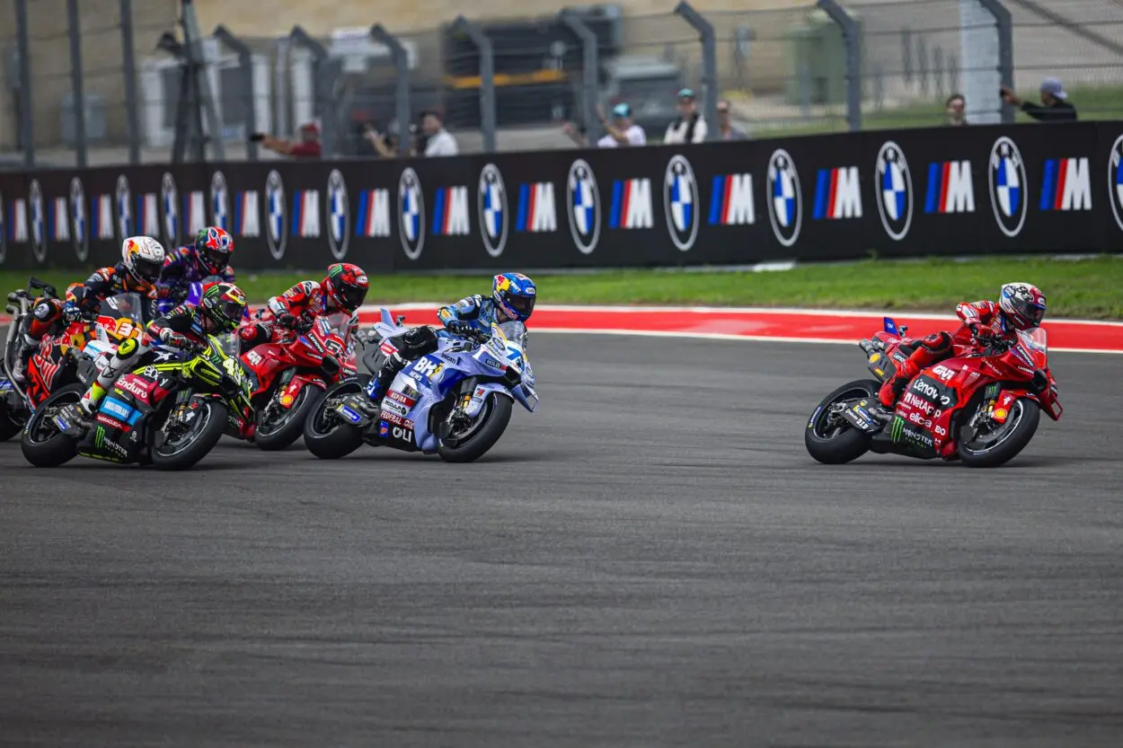 MotoGP | GP Americhe 2025: il caos alla prima partenza, la bandiera rossa ed il regolamento non rispettato. Webb: “Scelta dovuta a ragioni di sicurezza”