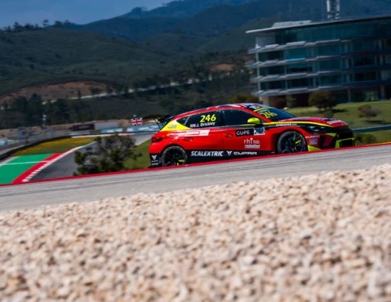 TCR Europe | Portimão 2025, Gara 2: Jenson Brickley ottiene il primo successo in una corsa piena di eventi