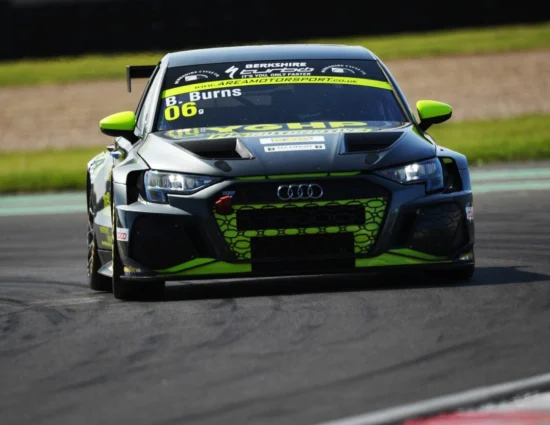 TCR UK | Donington #2 2025, Gara 2: la 100a corsa regala spettacolo, Burns vince in rimonta ma è sotto investigazione