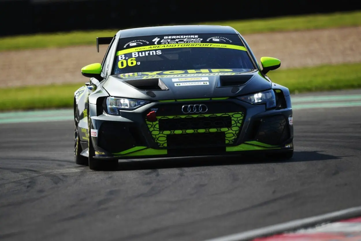 TCR UK | Donington #2 2025, Gara 2: la 100a corsa regala spettacolo, Burns vince in rimonta ma è sotto investigazione