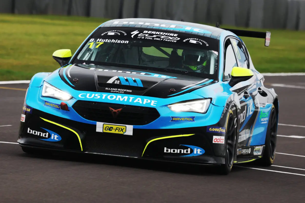 TCR UK | Donington #2 2025, Gara 1: Una partenza anticipata nega a Burns il successo al debutto. Hutchison eredita la vittoria