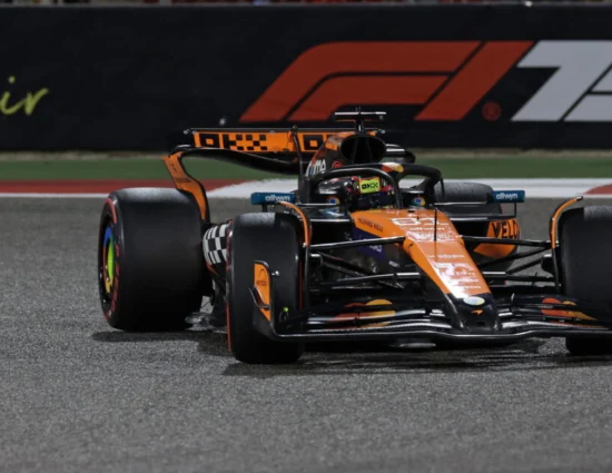 F1 | GP Bahrain 2025, gara: Piastri amministra e vince a Sakhir, Russell (investigato) 2° su Norris. Leclerc 4° davanti a Hamilton e Verstappen