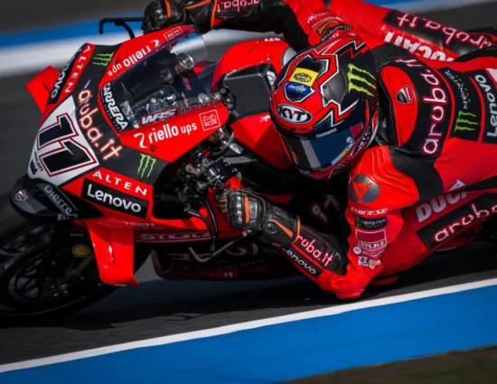 SBK | Round Olanda 2025, gara 1: Bulega vince, Locatelli e Petrucci firmano la tripletta italiana. Sam Lowes a terra dopo un contatto con Bautista