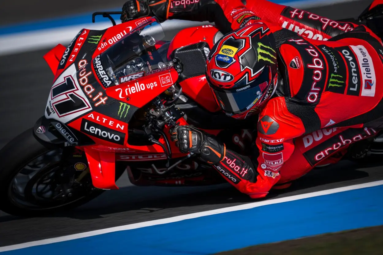 SBK | Round Olanda 2025, gara 1: Bulega vince, Locatelli e Petrucci firmano la tripletta italiana. Sam Lowes a terra dopo un contatto con Bautista