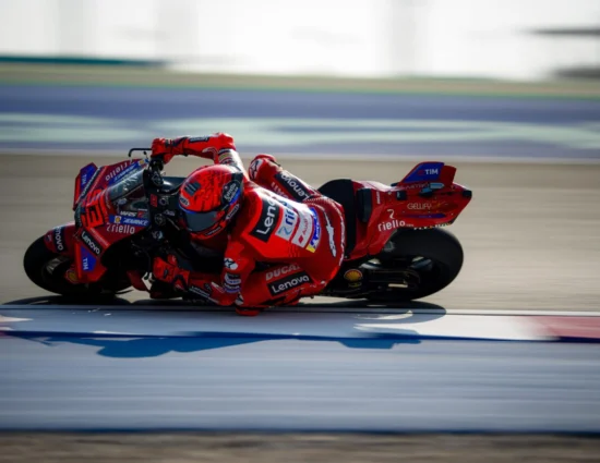 MotoGP | GP Qatar 2025, warm-up: Marc Márquez rifila mezzo secondo a tutti nel turno di riscaldamento