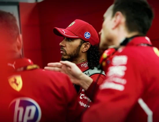 F1 | GP Arabia Saudita 2025, Hamilton conferma lo stile di guida diverso da Leclerc: “A lui piace una macchina molto sovrasterzante…”