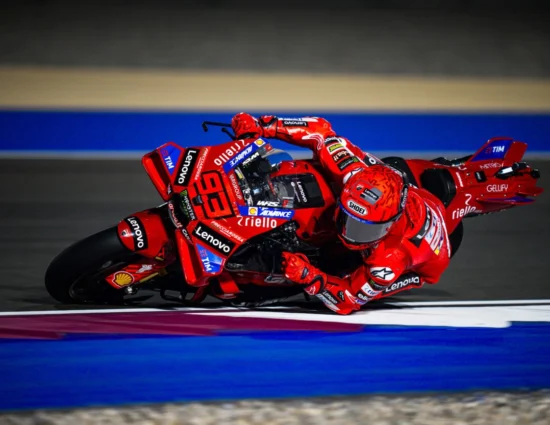 MotoGP | GP Qatar 2025, gara: Marc Márquez ha la meglio su un super Viñales (investigato) e Bagnaia. Caduta e trauma toracico per Martín