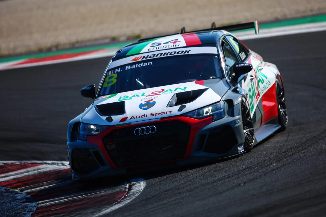 TCR Italy | Vallelunga 2025, Prove Libere 1-2: Nicola Baldan guida le FP1. Filippo Maria Zanin si impone nelle FP2, avvenute sotto il diluvio