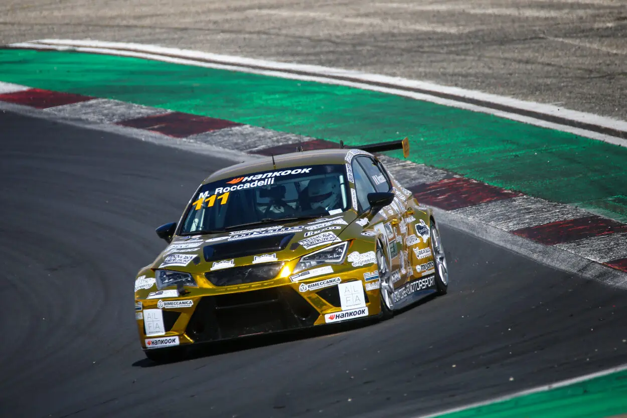 TCR Italy DSG | Vallelunga 2025: Matteo Roccadelli si impone in Gara 1. Una foratura mette K.O. Brigliadori