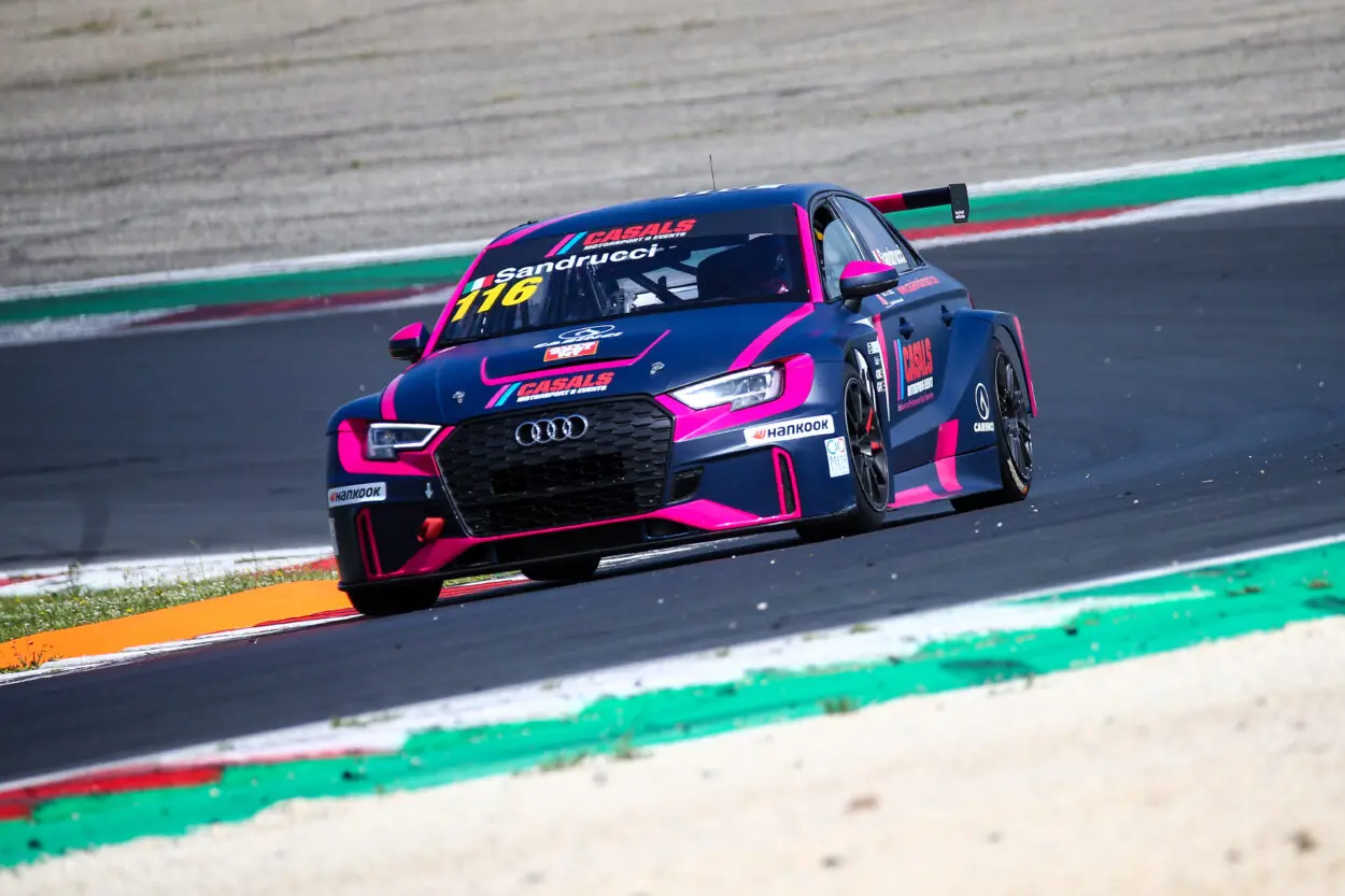 TCR Italy DSG | Vallelunga 2025: Gustavo Sandrucci vince Gara 2 sulla pista di casa